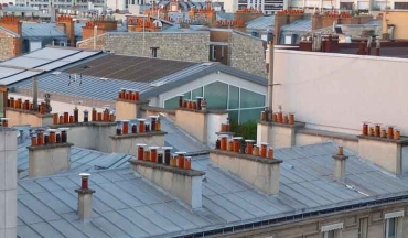 کلاهک های بی شمار دودکش در پشت بام های پاریس